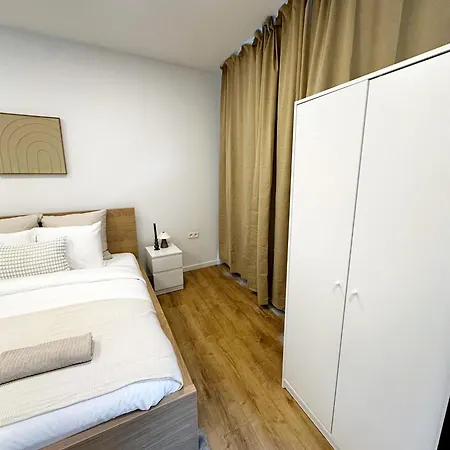 3br & 1lr 10 Min Walk To Centre With Free Wifi * خنت